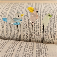 klare-glas-fugle-nipsenåle-turkis-rosa-mælkehvid-gamle-samlerobjekter